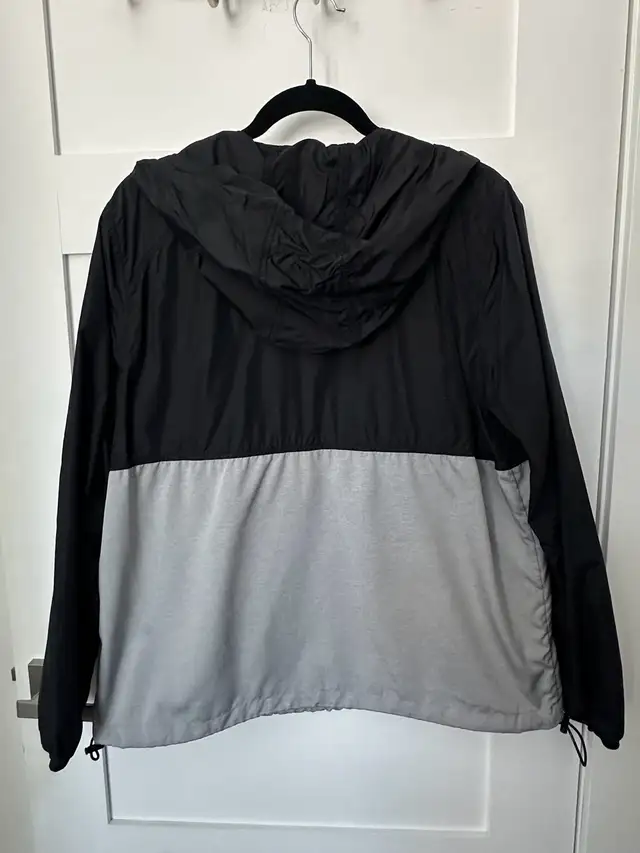 Women’s windbreaker rain coat with hoodie sweater in Women's - Tops & Outerwear in Laval / North Shore - Image 4