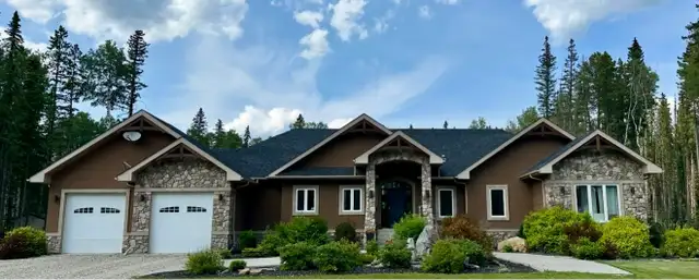 EXECUTIVE HOME + 2 SHOPS
