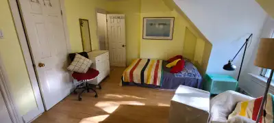 Large Furnished, PRIVATE WASHROOM for MALE STUDENT or worker. Av