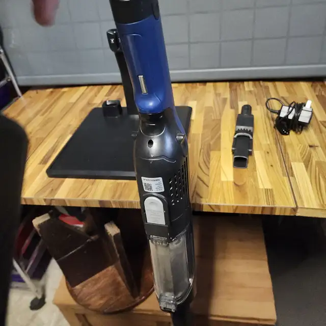 Shark wireless Vacuum cleaner rubber power fins small cordless - in Vacuums in Oakville / Halton Region - Image 6