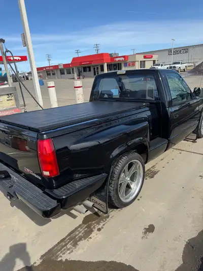 Selling my 1993 GMC short box, professionally lowered, fresh paint job, fully loaded with PW, PL, AM...