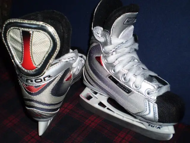 Ice Skates, Size 9 youth for shoe size 10-10.5 youth in Skates & Blades in City of Toronto - Image 10