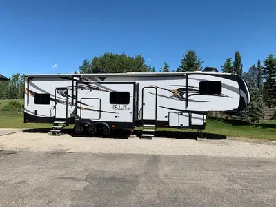 2016 XLR ThunderBolt toyhauler 365 AMP for sale by original owner. Beautifully maintained unit. This...