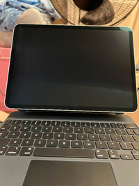 iPad Pro 2018 11” in great condition + magic keyboard case