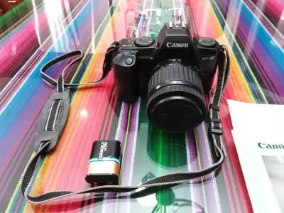 APPAREIL PHOTO CANON EF-M REFLEX 35-80MM ZOOM, 35MM, AVEC FLASH CANON 200M SPEEDLITE AVEC LIVRET D'I...