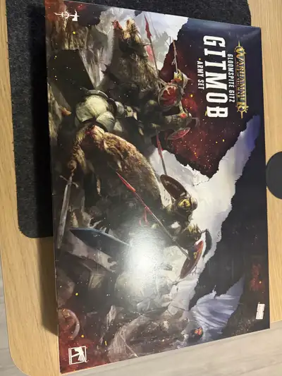 Includes the following: Battletome: Gloomspite Gitz, warscroll cards, 1 Snarlfang boss, 5 Snarlfang...