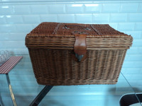vintage wicker lidded basket~large size