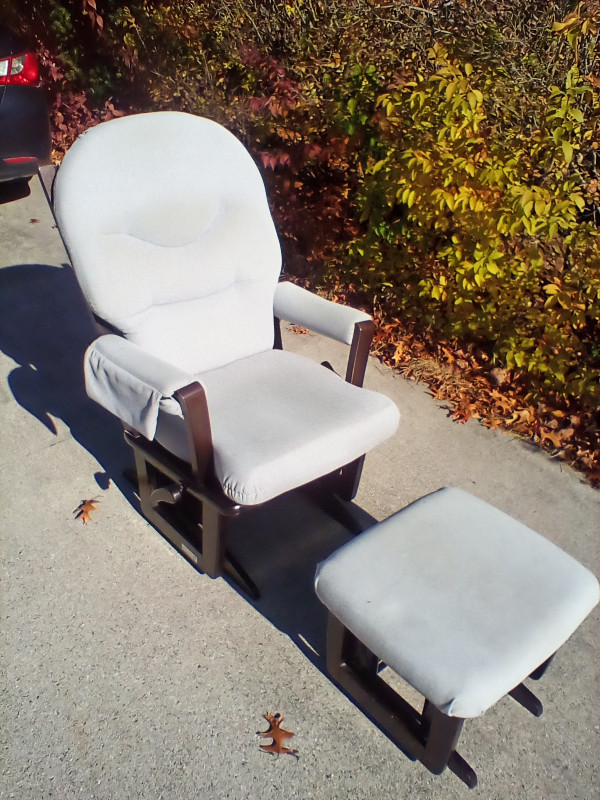 Swivel rocker with ottoman in Chairs & Recliners in Sarnia