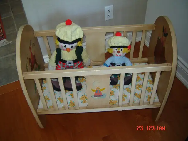 Lovely Antique Solid Wood Doll Crib in Toys & Games in City of Toronto - Image 4