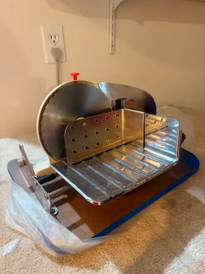 Manual Slicer, probably considered vintage, works well complete with all parts.