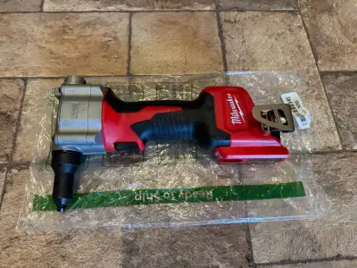 Milwaukee M12 Rivet tool – NEW, View more