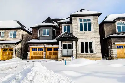 Welcome to 1037 Hardy way, we are looking for a roommate to share our vary large Master Bedroom with...