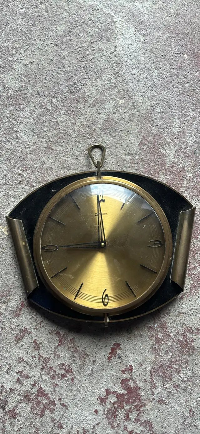 Western Germany Wall Clock in Home Décor & Accents in Ottawa - Image 3