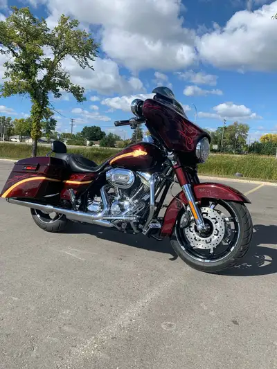 2010 Street Glide CVO , 110 cu. in. , 59,000 km , Rhinehart exhaust , all CVO options including cove...