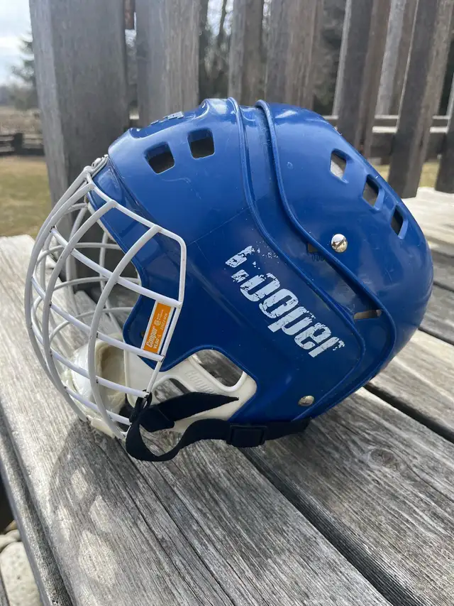 Vintage Cooper SK600 Hockey Helmet & VL50 Cage in Hockey in Oakville / Halton Region - Image 3