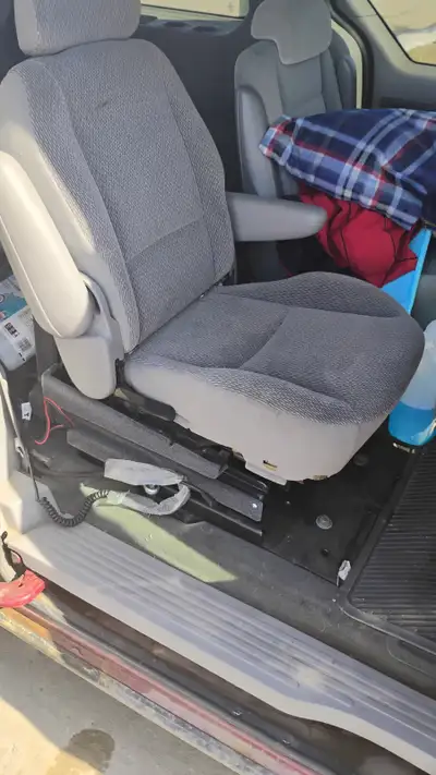 BRUNO TURNY TAS 2500 Vehicle Lift seat. Used to transfer from wheelchair to a vehicle seat. Manual s...