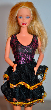 Plusieurs Poupées Barbie vêtements et souliers a 3$ ch.
