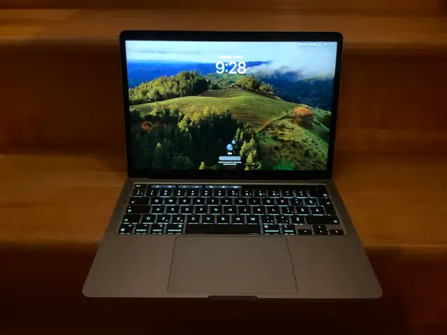 Macbook pro 13” M1 2020 in Laptops in City of Montréal - Image 2