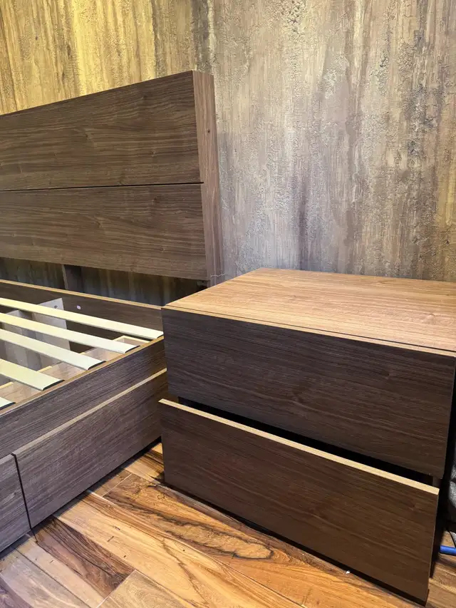 Lit plateforme Queen + table de chevet – Excellent état in Beds & Mattresses in Laval / North Shore - Image 3