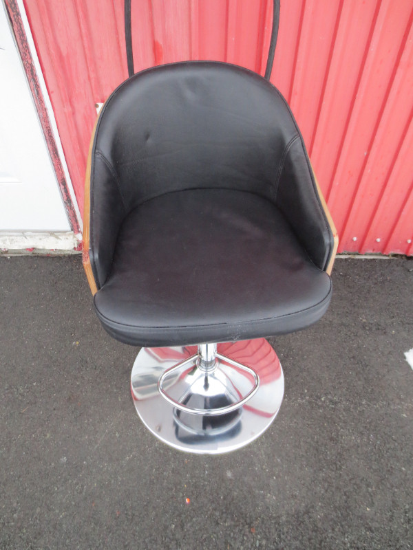 Banc chaise comptoir,dossier arrondi bois brun,cuir noir,24 à 32 in Chairs & Recliners in Thetford Mines - Image 2