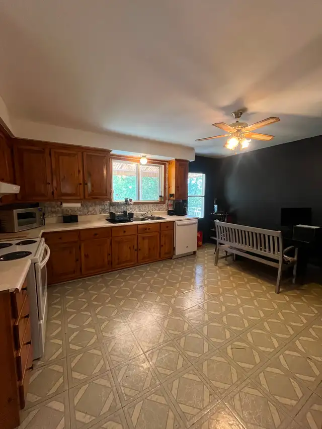$1400/mo 3 1/2 + 1 office apartment in Long Term Rentals in City of Montréal - Image 5