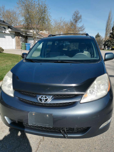 2010 TOYOTA SIENNA in GREAT CONDITION