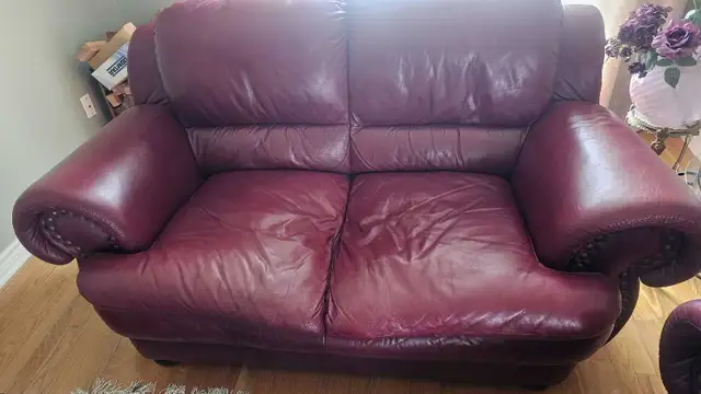 2 causeuses en cuir véritable in Couches & Futons in Laval / North Shore - Image 6
