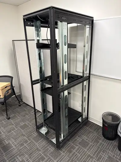 I am selling an HP 42U server rack, perfect for organizing your network equipment, servers and other...