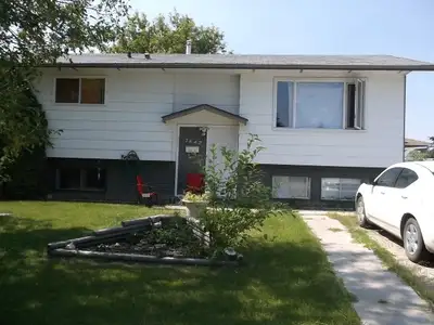 UTILITIES INCLUDED 2 Bed 1 Bath Lower Suite/Patterson Avail Aug1