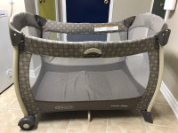 Portable crib / Parc de bébé portable Graco