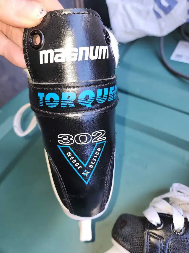 Magnum Torque 302 Ice Hockey Skates Kids Childs Size 12 *EUC* in Hockey in City of Toronto - Image 4