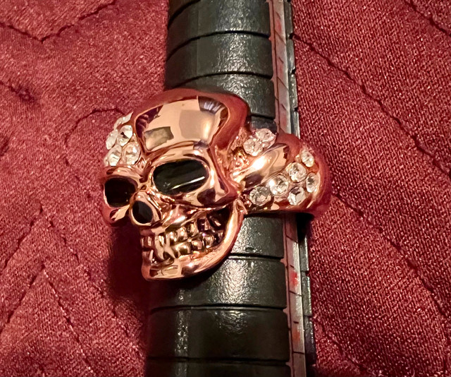 New, Rose gold skull ring Sz 5.5 in Jewellery & Watches in Gatineau - Image 2