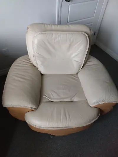 Armchair in good condition with minor wear and tear marks. The dimensions are 85 cm (33 inch) wide,...
