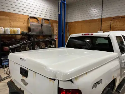 Came off a 2009 Silverado crewcab shortbox, will fit 07-13 trucks, possibly others. Tonneau cover is...