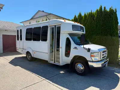 This reliable, pre-owned Ford E-450 wheelchair bus is ready for its next chapter, featuring a fully...
