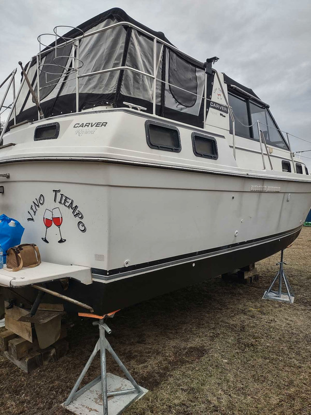 Carver Riviera 28' in Powerboats & Motorboats in Belleville