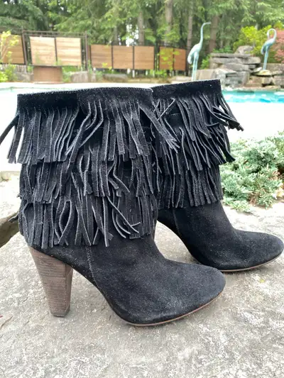 Women’s black suede boots by Vero Cuoio, View more