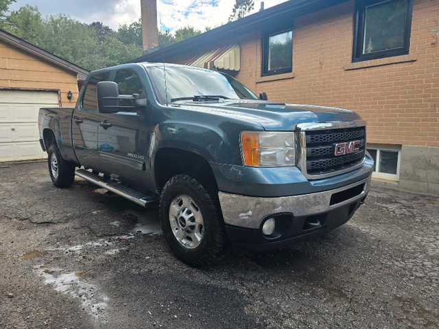 2011 gmc sierra 2500HD in Cars & Trucks in Oshawa / Durham Region - Image 2