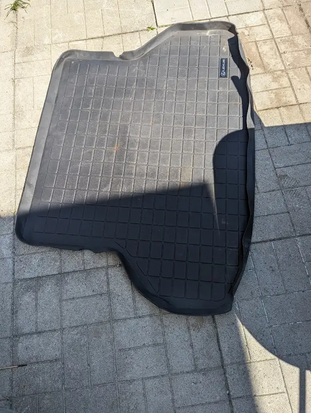 Lexus SUV trunk mat in Other in Barrie - Image 2