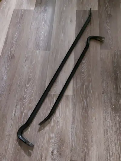 Black Mastercraft 2ft and 3ft Wrecking Bars. Lightly used in great condition.