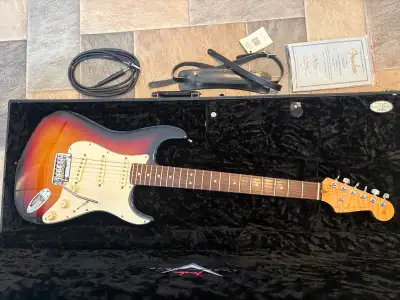Fender Custom Shop Custom Classic Stratocaster with CS Hard Case, View more
