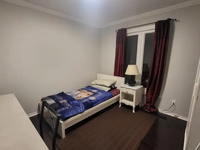 Furnished Bedroom for Student or Professional in Room Rentals & Roommates in City of Toronto - Image 3