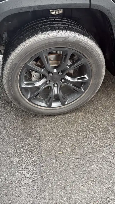 Mag et pneu Jeep Grand Cherokee Etait sur 2024 20pouce marque TRT avec bolt Donne look enfer Avec pn...