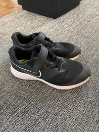 Nike Star Runner shoe. Size 2 youth