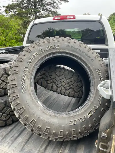 Like new. Only used couple of months 285/65/18