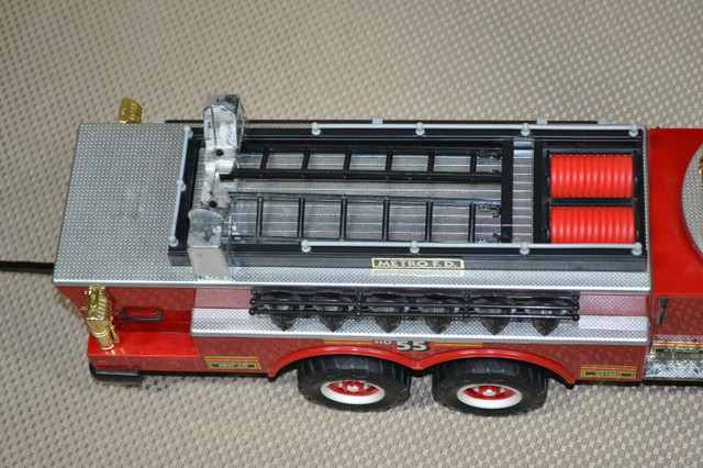 New Bright 1988 Rescue Boom Metro Fire Truck NO.55 Wired Remote in Toys & Games in Mississauga / Peel Region - Image 2