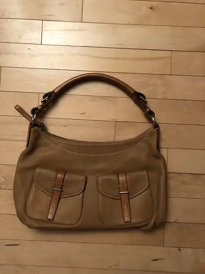 Sac à main en cuir TUMI leather purse (Femme/ women) Prix: 70$ (Valeur 395$ + Taxes) Laissez un numé...