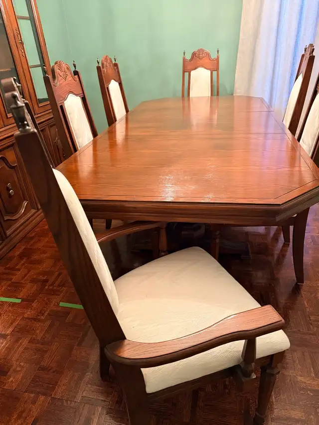 vintage dining room solid wood hand carved mint  in Dining Tables & Sets in Markham / York Region - Image 10
