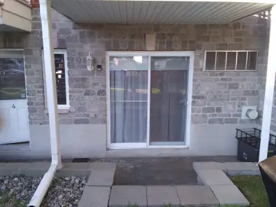 Condo spacieux de deux chambres situé au rez-de-chaussée dans un quartier résidentiel tranquille à H...