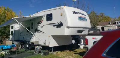 Very nice family travels trailer 36.5 ft long sleeps 10 . Its a keystone montana mountaineer additio...